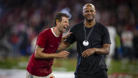 Thomas Müller hat sich nun endgültig vom FC Bayern verabschiedet und sein neues Abenteuer in Vancouver begonnen. Beim Rekordmeister blickt man stolz auf die Zeit mit ihm zurück.