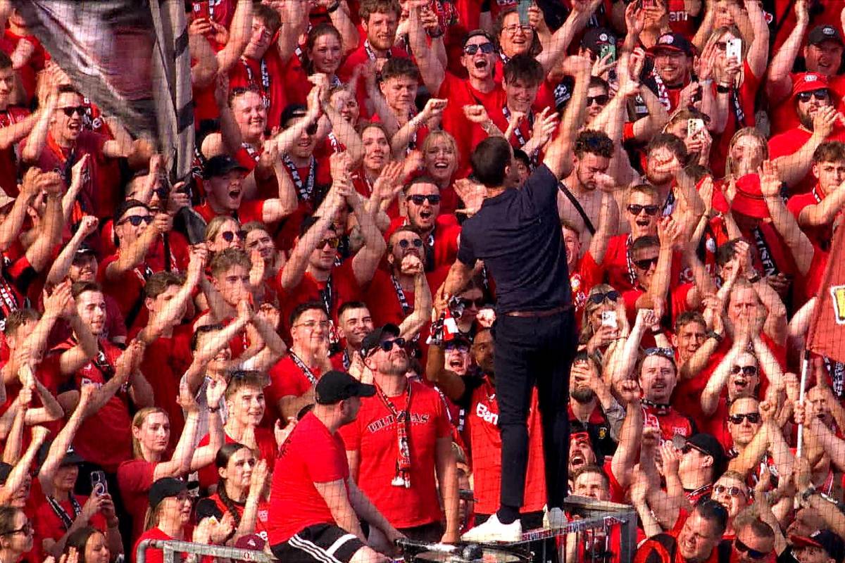 Xabi Alonso verlässt Bayer Leverkusen nach dieser Saison. Dass er als Freund geht, zeigt die frenetische Zuneigung der Fans. Der Baske genießt sein letztes Bad in der Menge.