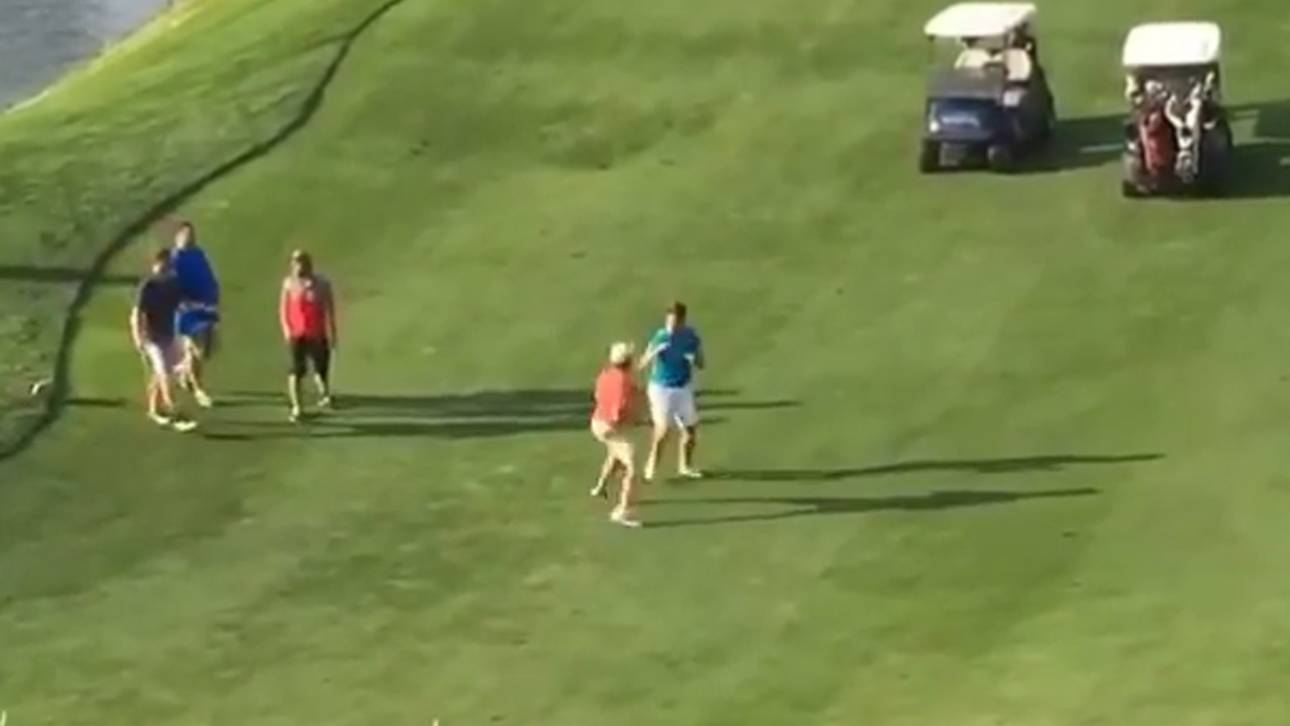 Irre Schlägerei auf dem Golfplatz