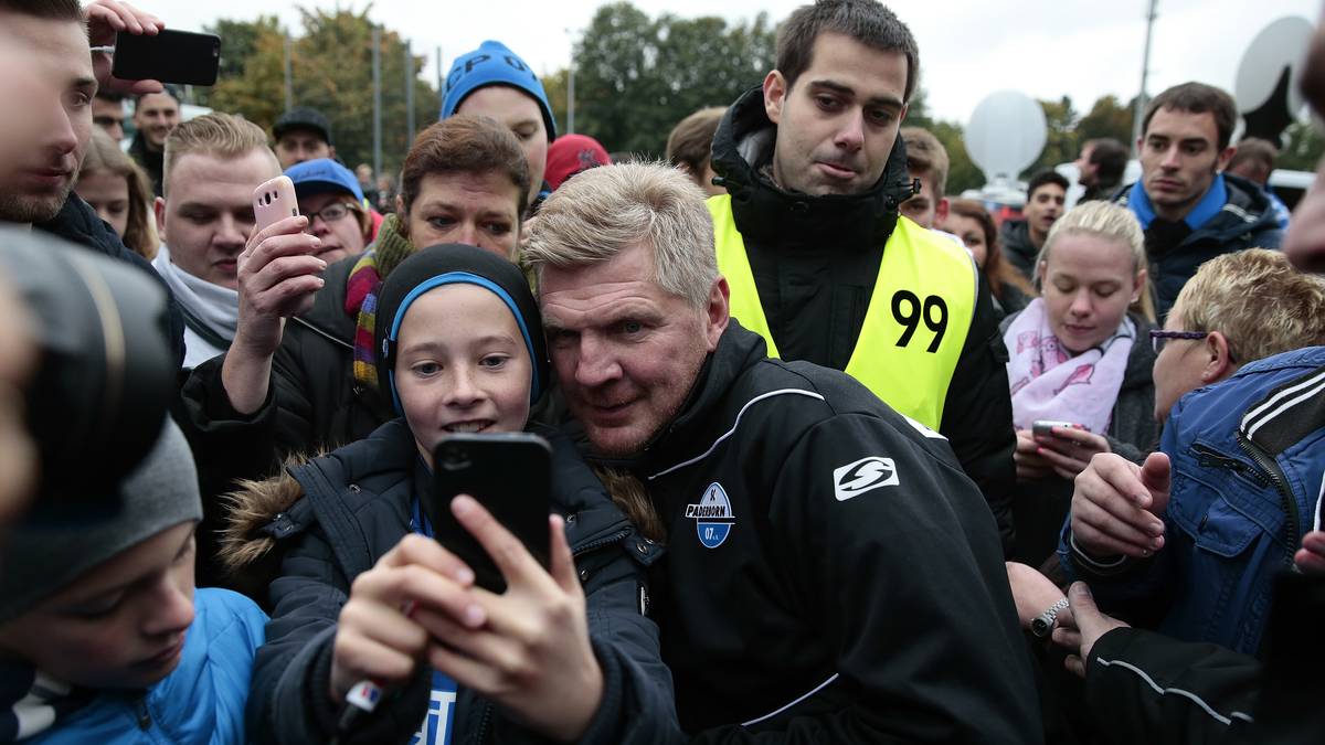 Er ist tatsächlich beim SC Paderborn: Und Stefan Effenberg geht gleich auf Tuchfühlung mit den Fans des letztjährigen Zweitliga-Absteigers. Selfie hier, Schwätzchen da, PK und erste Training - der erste Tag des "Tigers" hat es mächtig in sich. SPORT1 hat die Bilder