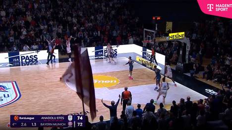 Anadolu Efes Istanbul empfängt den FC Bayern München in der EuroLeague. Efes schafft es, einen komfortablen Vorsprung zu erzielen, doch die Bayern kämpfen sich zurück und halten das Spiel bis zum Schluss offen.