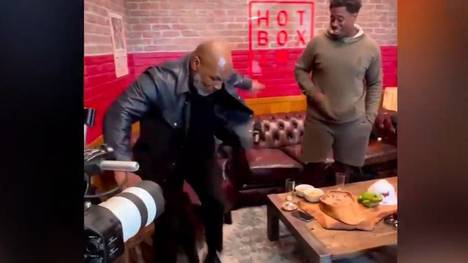 Mike Tyson fällt in seinem eigenen TV-Studio vom Skateboard - hat aber Glück, dass der Sessel perfekt positioniert ist, um den ehemaligen Boxer aufzufangen. 