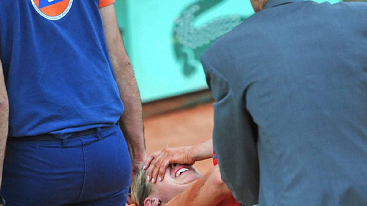 Erschöpft beginnt ihr Jahr 2011. Nach der Niederlage bei den French Open gegen die Russin Wera Swonarjowa bricht sie zusammen und wird vom Platz getragen