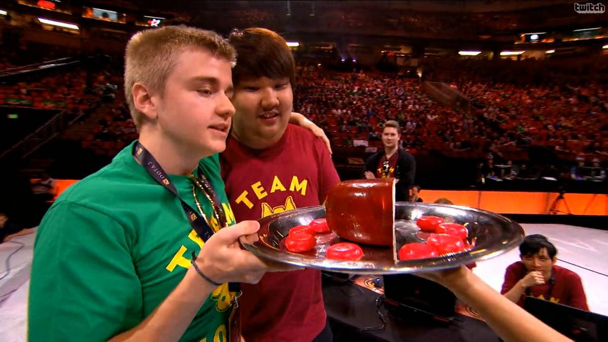 Auf der Karte von Dota 2 befindet sich die „Roshan-Pit“, der Ort, an dem der größte und stärkste neutrale Creep lebt. Für gewöhnlich lässt er bei seinem Tod das „Aegis of the Immortals“ fallen, ein Item, das den Besitzer bei seinem Tod wiederbelebt. Wenn das Spiel jedoch länger dauert, lässt er auch ein Stück Käse fallen, das einen vollständig heilen kann. Dieser Käse ist dann auch der Preis für jedes All-Star-Match beim The International.