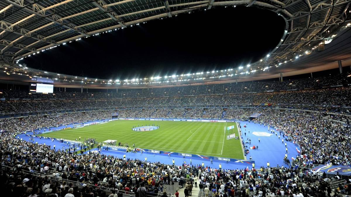 Stade de France in Paris: Frankreichs Nationalstadion war 1998 der Austragungsort des WM-Triumphs im Finale gegen Brasilien. 2016 wollen die Franzosen hier ihren dritten EM-Titel nach 1984 und 2000 feiern.
Kapazität: 80.000 Zuschauer 
Eröffnung: 28. Januar 1998 
Mannschaften: Französische Fußball- und Rugbynationalmannschaft 
 Kosten: 407 Mio €
