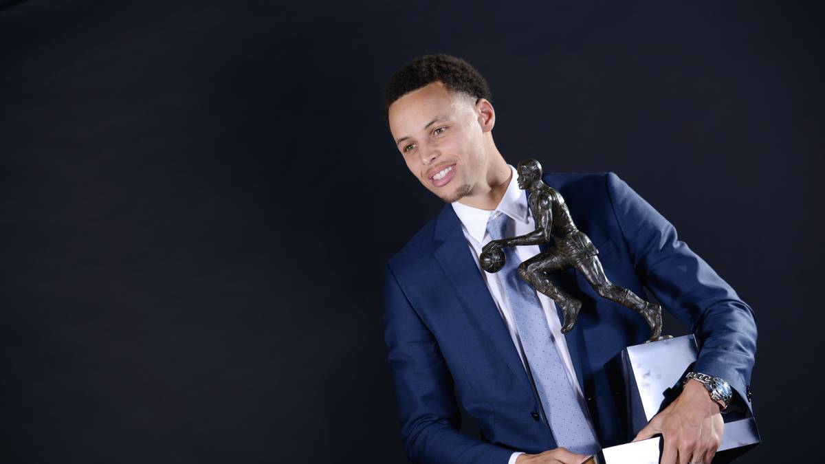 Alle 131 Stimmen für den Erstplatzierten im Ranking sammelte der Point Guard ein - das gab es in der NBA-Geschichte noch nie. In der NHL war Wayne Gretzky 1982, in der NFL Tom Brady 2010 einstimmig zum wertvollsten Spieler gewählt worden