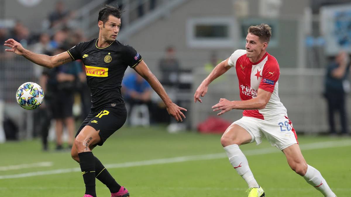 RECHTE AUSSENBAHN - ANTONIO CANDREVA (l.): Zum Leidwesen der Inter-Anhänger ist auch die rechte Außenbahn nicht so hochkarätig besetzt, wie sie sich das vielleicht wünschen würden. Candreva hat seine Stärken ganz klar im Spiel nach vorne, in der Defensive des Öfteren mit Problemen 