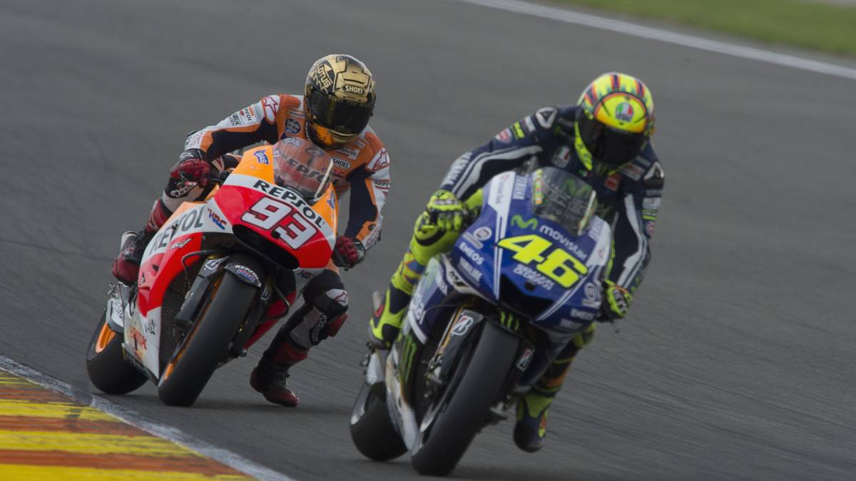2014: Es entwickelt sich eine Rivalität, doch die Zweikämpfe um den Sieg werden noch ohne böses Blut ausgefahren. Damals verstehen sich Marquez und sein einstiges Idol aus Kindheitstagen prächtig, auch wenn die Duelle schon enger werden, wie etwa in Misano, Sepang oder Valencia