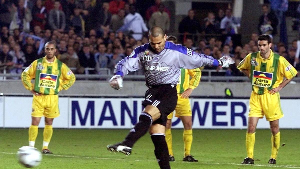 JOSÉ LUIS CHILAVERT: Ja, er hat es auch in Straßburg getan! Der legendäre Torwart, der sich gern per Elfmeter oder Freistoß als Torjäger betätigte, spielte von 2000 bis 2002 bei Racing - und versenkte auf dem Weg zum Pokaltriumph 2001 im Halbfinale gegen Nantes diesen Elfmeter