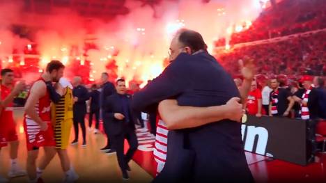 Olympiakos Piräus setzt sich im Viertelfinale der EuroLeague gegen Fenerbahce durch und steht im Final Four. Die Fans feiern mit einer unfassbaren Pyro-Show in heimischer Halle.