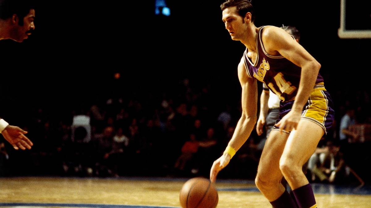 Nur zwei Jahre später gelingt dem nächsten Team der große Coup. Diesmal haben die Los Angeles Lakers mit Jerry West im zähen Ringen mit den Phoenix Suns das bessere Ende für sich – und für einen Ex-76er ist der Triumph besonders süß…