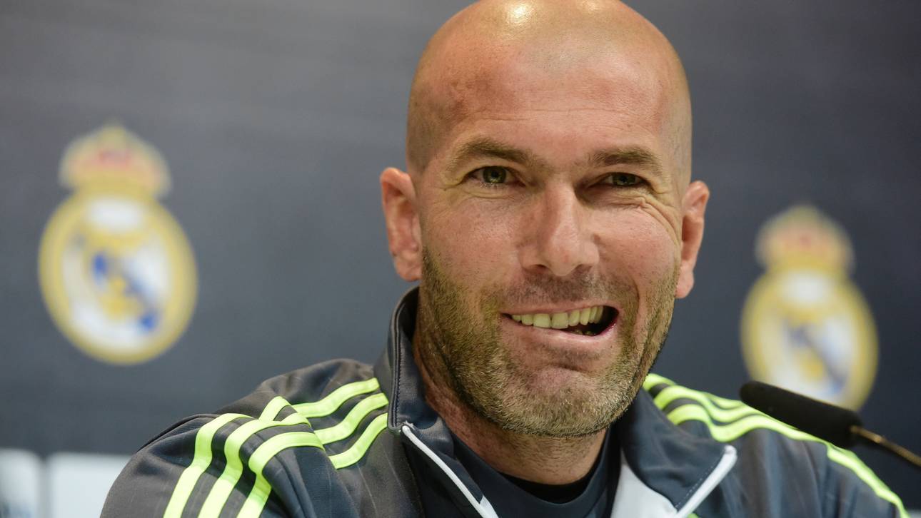 Igitt! Zidane klebt Kaugummi unter Tisch