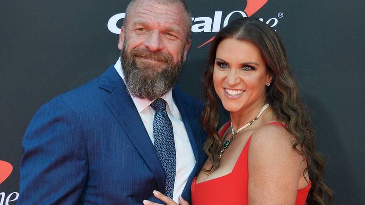 Stephanie McMahon und Ehemann "Triple H" Paul Levesque sitzen gemeinsam im WWE-Vorstand
