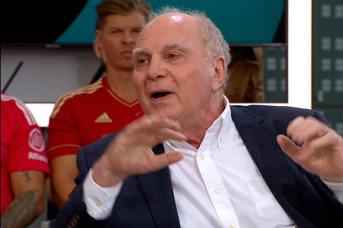 Uli Hoeneß ist in der Jubiläumssendung zum 30. Geburtstag der Sendung mal wieder zu Gast im Doppelpass. Dabei tut der Ehrenpräsident des FC Bayern wie gewohnt ungefiltert seine Meinung kund, teilt kräftig aus und verrät interessante Details rund um seinen Herzensklub.