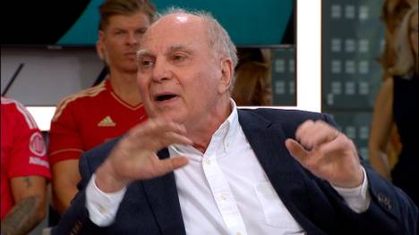 Uli Hoeneß ist in der Jubiläumssendung zum 30. Geburtstag der Sendung mal wieder zu Gast im Doppelpass. Dabei tut der Ehrenpräsident des FC Bayern wie gewohnt ungefiltert seine Meinung kund, teilt kräftig aus und verrät interessante Details rund um seinen Herzensklub.