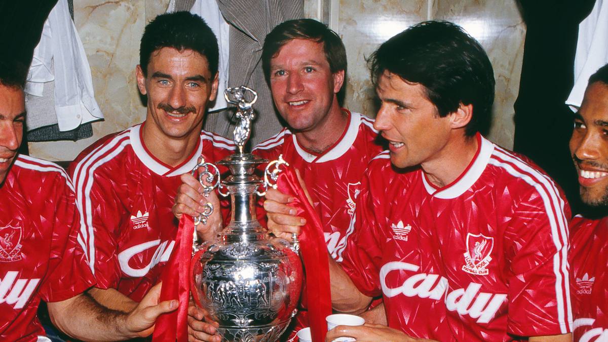Lange ist es her. Vor über 25 Jahren, am 1. Mai 1990, feiert Liverpool die letzte Meisterschaft in England. Erst zwei Jahre später wird die Premier League überhaupt gegründet