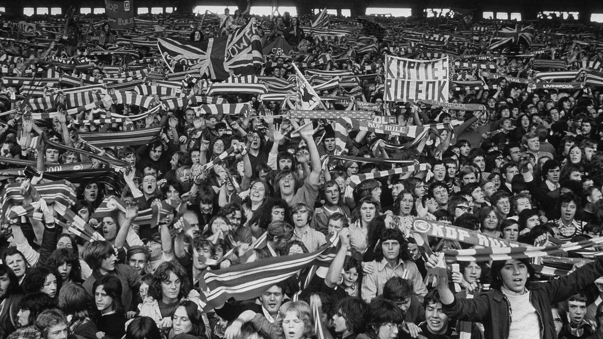 "The Kop". Die Tribüne der Liverpooler Supporter hat unter Fußball-Fans einen legendären Ruf. Hier stehen die treuesten Fans der Reds. Sie ist die Keimzelle der unglaublichen Lautstärke im Stadion und gilt auch als Geburtsstätte des Fangesangs in Fußballstadien. "You'll never walk alone" wird hier zum ersten mal 1964 angestimmt und seitdem vor jedem Heimspiel von den Fans gesungen