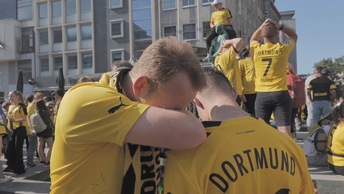 Borussia Dortmund verspielt am letzten Spieltag doch noch die Meisterschaft. In der Dortmunder Innenstadt herrscht bei zahlreichen BVB-Fans Fassungslosigkeit und tiefe Trauer. 
