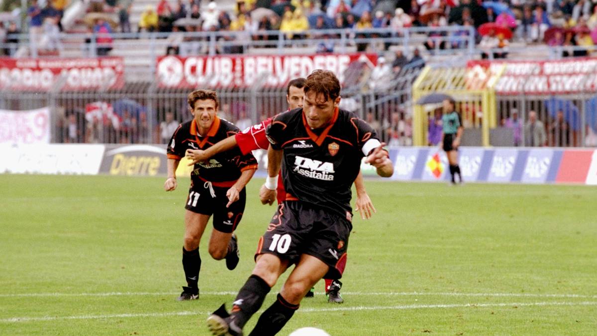 FRANCESCO TOTTI: Am 28. März 1993 spielte ein junger Italiener zum ersten Mal für den AS Rom. 24 Jahre später absolvierte die Roma-Legende das 785. und letzte Spiel für den Klub aus der italienischen Hauptstadt. Nie spielte er für einen anderen Verein