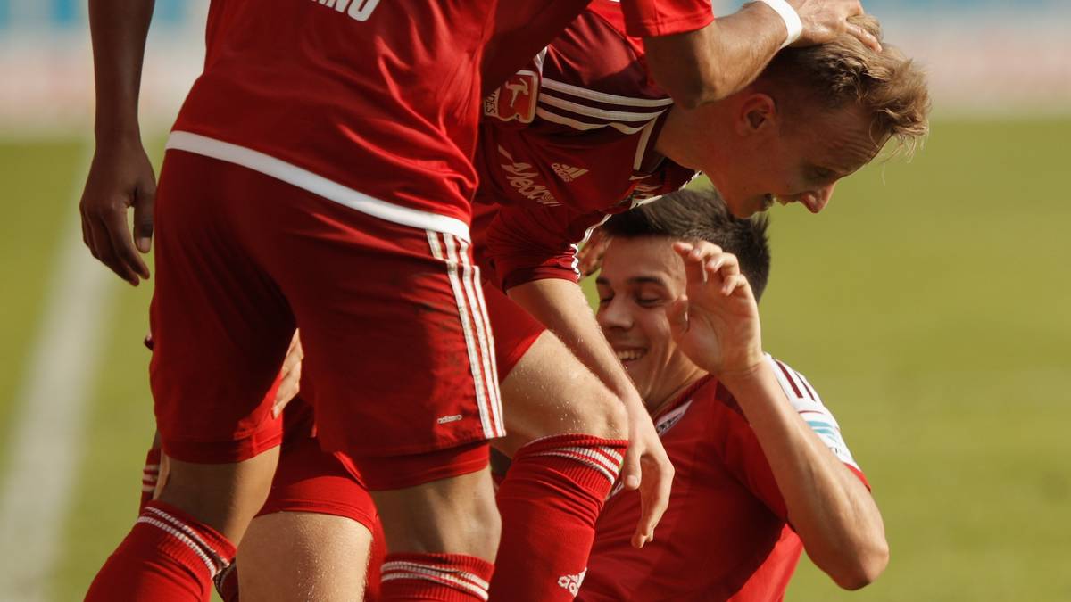 Nur zwei Minuten später schlägt der FCI zurück. Eine Flanke von Florent Hadergjonaj landet zum 2:1-Siegtreffer im Netz. Ingolstadt verkürzt damit den Abstand auf den Relegationsplatz auf sieben Punkte