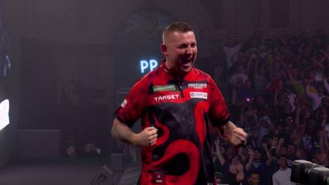 Nathan Aspinall wird im Spiel gegen Lourence Ilagan in den entscheidenden Satz gezwungen - und checkt dann den Big Fish zum Match.