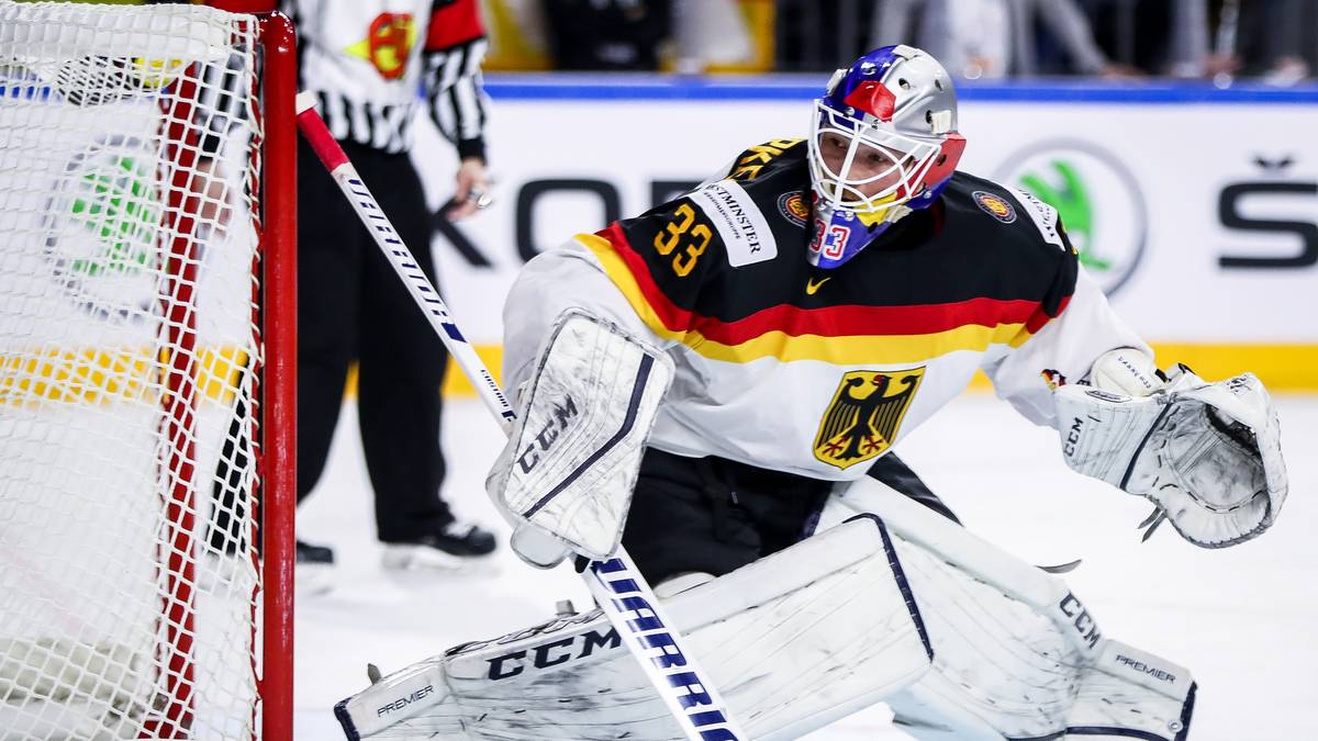 EISHOCKEY - DANNY AUS DEN BIRKEN (Bild), DARYL BOYLE, PATRICK HAGER, DOMINIK KAHUN, BROOKS MACEK, FRANK MAUER, YANNIC SEIDENBERG (alle EHC Red Bull München), TIMO PIELMEIER (ERC Ingolstadt)