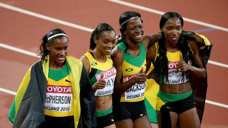 Shericka Jackson, Stephenie Ann McPherson, Novlene Williams-Mills of Jamaica und Christine Day jubeln nach ihrem Triumph