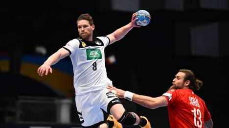 Die deutschen Handballer (l.: Tobias Reichmann) starten gegen Schweden in die Olympia-Qualifikation