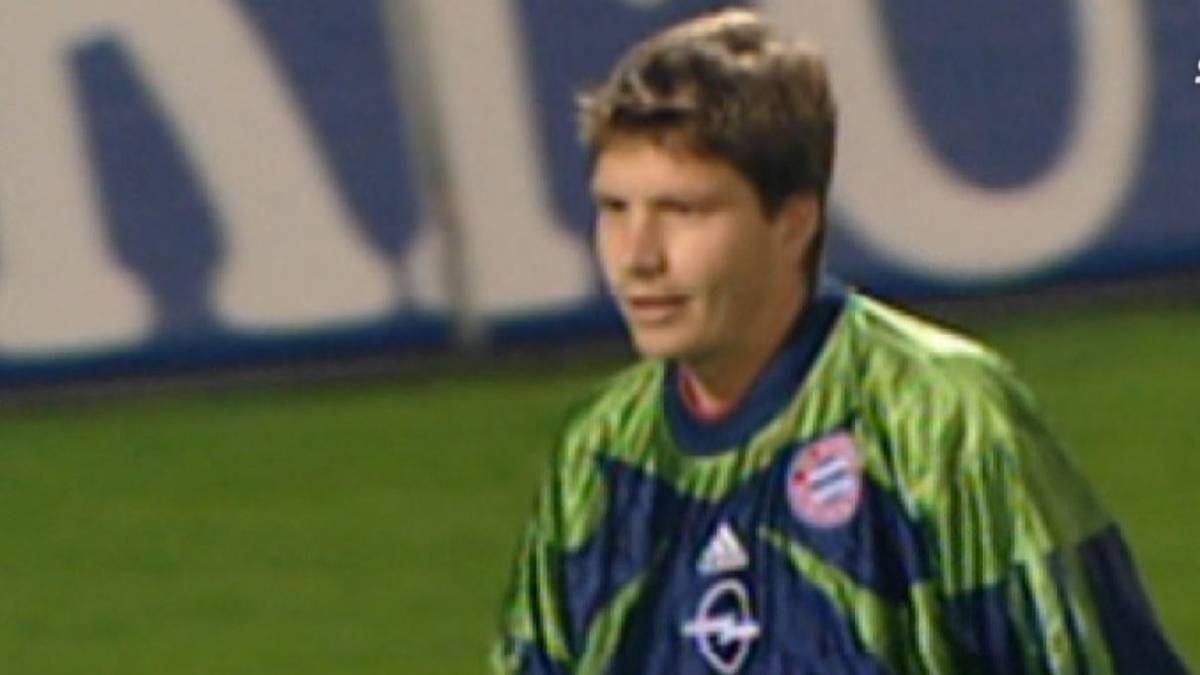 Oliver Kahn wird beim Spiel gegen Frankfurt 1999 ausgeknockt, auch Ersatzkeeper Bernd Dreher verletzt sich anschließend: Und so wird Verteidiger Tarnat der gefeierte Held im Torwarttrikot. 