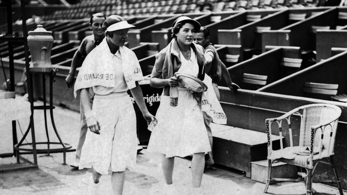Cilly Aussem (l.) - French Open 1931 / Wimbledon 1931: Mehrere Krankheiten stoppten Aussem immer wieder und verhinderten wohl noch mehr Titel. 1935 beendete sie ihre Karriere