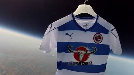 Das neue Trikot des FC Reading schwerelos im Weltall