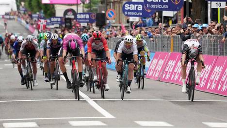 Auf der 11 .Etappe des Giro d'Italia hat Pascal Ackermann (r.) im Zielsprint die besten Beine