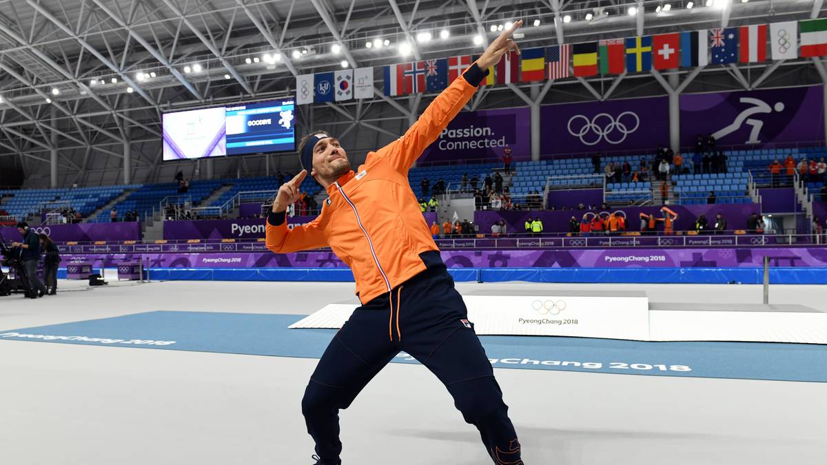 Der Niederländer Kjeld Nuis macht auf Usain Bolt. Nach seinem Olympiasieg geht der Eisschnellläufer auf die Aufforrderung des ehemaligen Sprint-Megastars ein und feiert in der Bolt-Pose. Der Jamaikaner hatte vor den Spielen allen Winter-Athleten, die seinen Jubel imitieren, eine Flasche Champagner versprochen