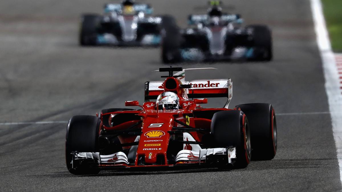 3. RENNEN, BAHRAIN: Es wird klar, dass Mercedes 2017 bei warmen Temperaturen Probleme mit den Reifen bekommt. Zwar startet Hamilton von Rang zwei hinter Teamkollege Valtteri Bottas, doch im Rennen sind beide chancenlos gegen Vettel. Trotz einer 5-Sekunden-Strafe wird Hamilton jedoch Zweiter. WM-STAND: Hamilton - Vettel 61:68
