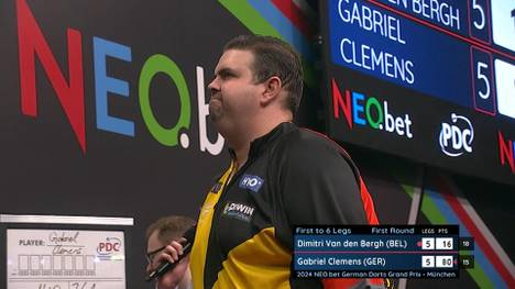 Gabriel Clemens verliert in der ersten Runde des NEO.bet German Darts Grand Prix München 2024 gegen Dimitri Van den Bergh in einem unfassbar spannenden Moment im Decider.