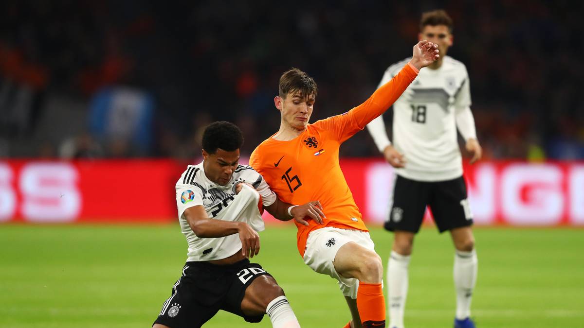 MARTEN DE ROON (bis 90.): Der Serie-A-Legionär konnte in der ersten Halbzeit wie seine Nebenmänner nicht für die gewünschte Sicherheit sorgen. Nach vorne unauffällig, in der zweiten Hälfte verbessert. Ließ kurz vor dem Ende Reus aus den Augen, der zum Siegtreffer auflegt. SPORT1-Note: 4,5