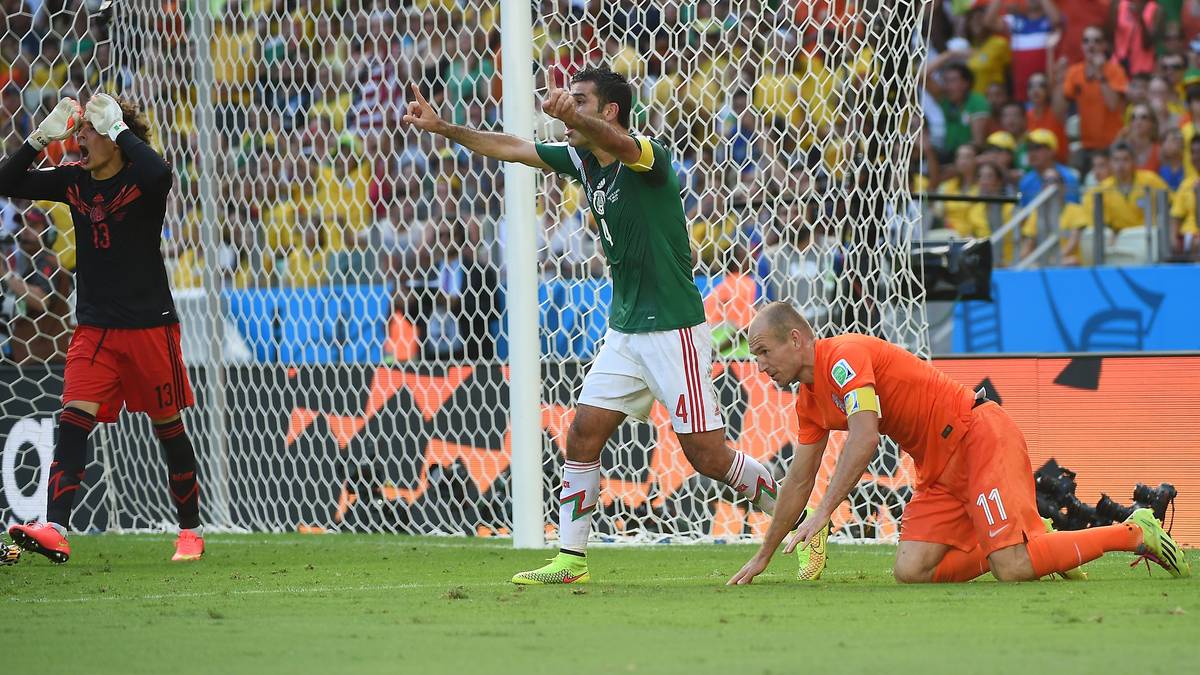 Der Schiedsrichter pfeift Strafstoß für Oranje. Mexikos Kapitän Rafael Marquez und Torwart Guillermo Ochoa können es nicht fassen