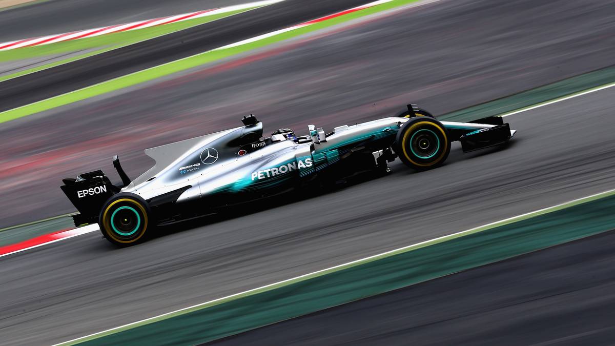 Auf Supersoft-Reifen und wieder mit Heckfinne stellt Bottas die neue Bestmarke auf und unterbietet seine eigene Rekordrunde damit um vier Zehntel