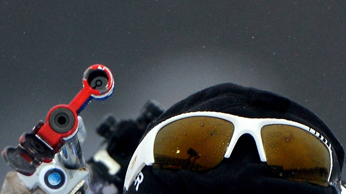 Zielrohr, Brille, Mütze - und welcher Biathlet gehört dazu? Es ist der Franzose Simon Fourcade.