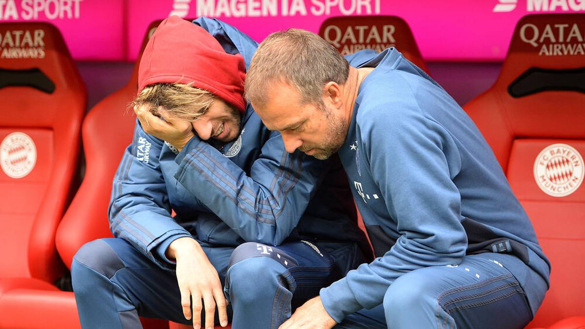 Bei Javi Martínez (l.) flossen am 5. Oktober 2019 die Tränen, Co-Trainer Hansi Flick musste trösten