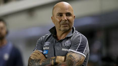 SANTOS, BRAZIL - OCTOBER 17: Jorge Sampaoli head coach of Santos gestures during a match between Santos and Ceara for the Brasileirao Series A 2019 at Vila Belmiro Stadium on October 17, 2019 in Santos, Brazil. (Photo by Miguel Schincariol/Getty Images)