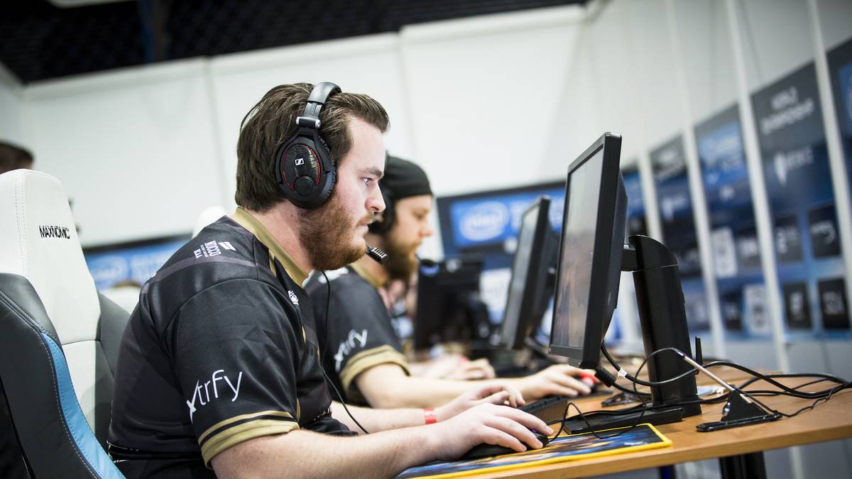 Adam ‚'Friberg‘ Friberg spielt neben CS:GO in seiner Freizeit auch sehr erfolgreich Dota 2. Mit 8000 MMR-Punkten gehört er zu den besseren Spielern der Rangliste. Im letzten Jahr versuchte er sich zusammen mit Troels ‚'SyndereN‘ Nielsen sogar in einem Team an den Qualifiern. Letztlich wurde daraus leider nichts.
