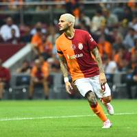 Beim Spiel zwischen Galatasaray Istanbul und Istanbulspor will Mauro Icardi den Gegner überlisten und scheitert dabei sehenswert. 