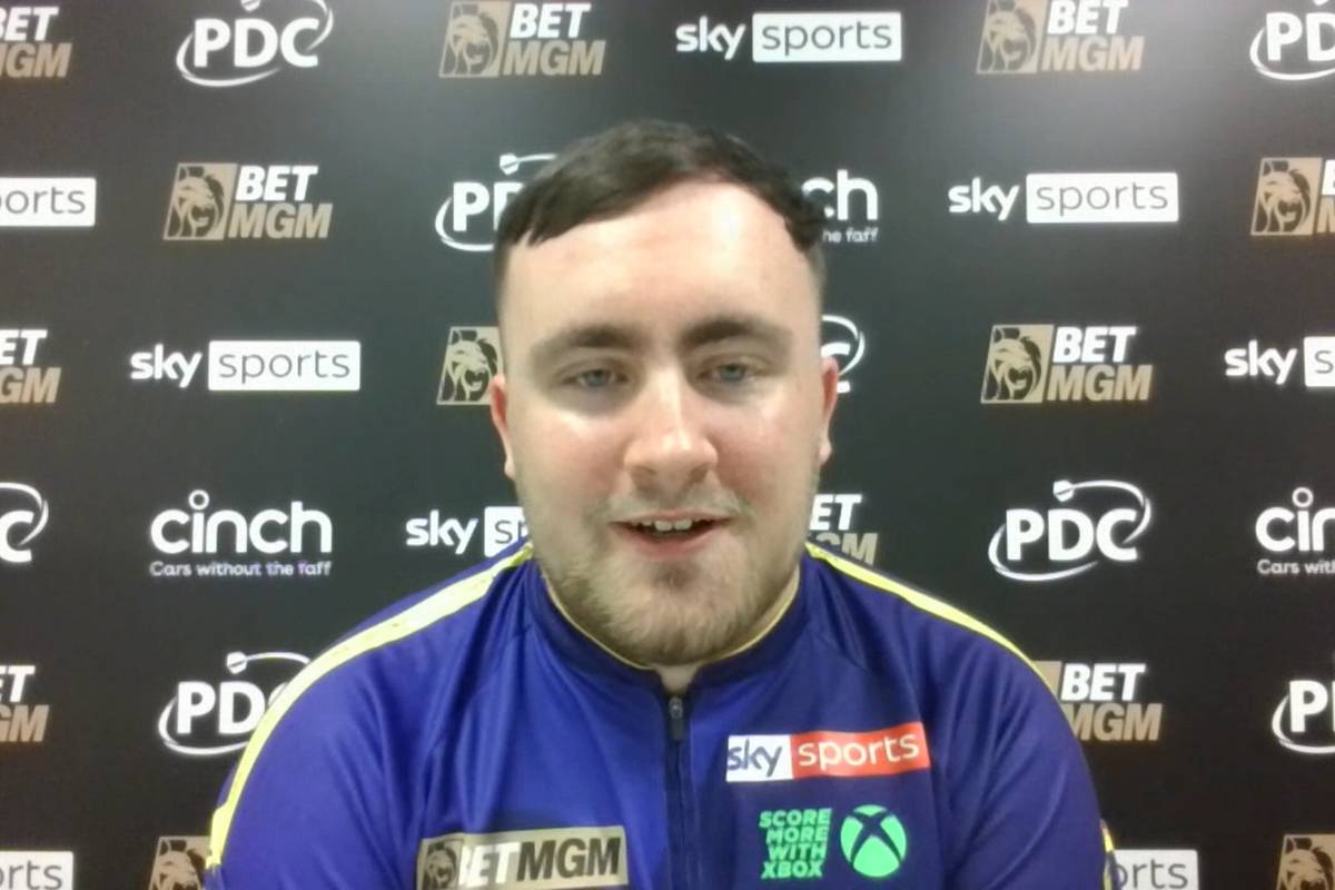 Luke Littler gewinnt seinen fünften Abend in der Premier League of Darts Saison 2025. Doch viel mehr freut er sich über den Sieg von Manchester United.
