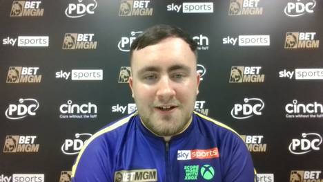 Luke Littler gewinnt seinen fünften Abend in der Premier League of Darts Saison 2025. Doch viel mehr freut er sich über den Sieg von Manchester United.