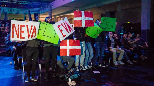 Fans von OG jubeln in Frankfurt beim Dota-2-Turnier "Frankfurt Major"