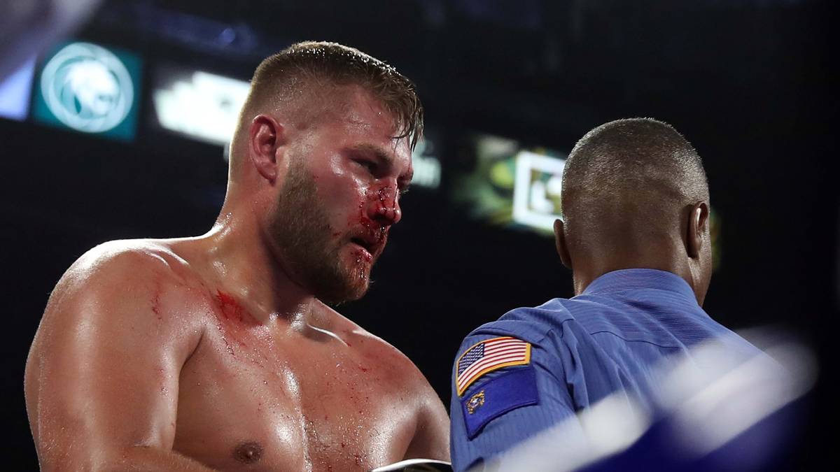 Das hinterlässt Spuren beim Deutschen, der früh im Kampf bereits sichtlich gezeichnet ist