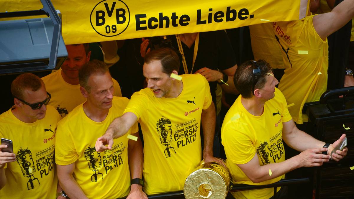 Mittendrin Trainer Thomas Tuchel, der mit einer Pappvariante des DFB-Pokals feiert. War das Pokalfinale sein letztes Spiel als Dortmunds Trainer?