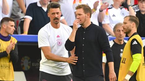 Könnte Sandro Wagner das DFB-Trainerteam verlassen, um als Cheftrainer zu einem Verein zu wechseln? SPORT1-Chefreporter Stefan Kumberger ordnet die Gerüchte im fenster.com EM Doppelpass ein.