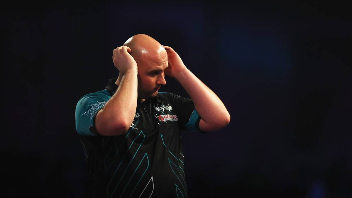 2018 schreibt ein ehemaliger Elektriker eine große Erfolgsgeschichte: Rob Cross, der seine Profi-Karriere erst ein paar Jahre zuvor so richtig in Angriff genommen hat, sichert sich sensationell den Titel. Der Engländer schlägt im Finale Phil Taylor in dessen letztem Spiel seiner Laufbahn mit 7:2